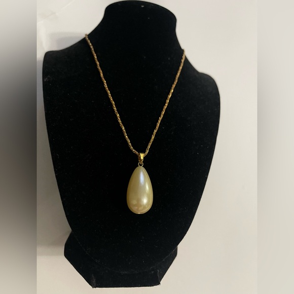 FASHION JEWELRY NECKLACE WITH TEAR DROP PEARL PENDANT STAINLESS STEEL GOLD COLOR - Picture 2 of 5